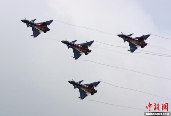 資料圖：殲-10表演機(jī)。<a target='_blank'  _fcksavedurl='http://www.chinanews.com/' _fcksavedurl='http://www.chinanews.com/'>中新社</a>發(fā) 申進(jìn)科 攝