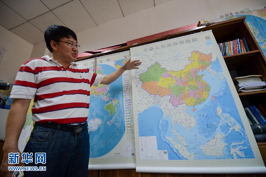 6月23日，湖南地圖出版社總編輯雷宜遜在介紹豎版《中華人民共和國地圖》。