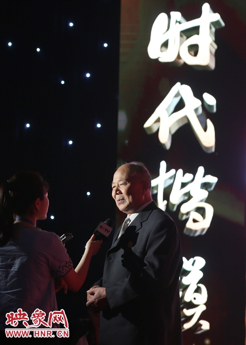 河南鄧州“編外雷鋒團(tuán)”團(tuán)長宋清梅，在“時(shí)代楷?！卑l(fā)布廳接受中央媒體現(xiàn)場采訪。