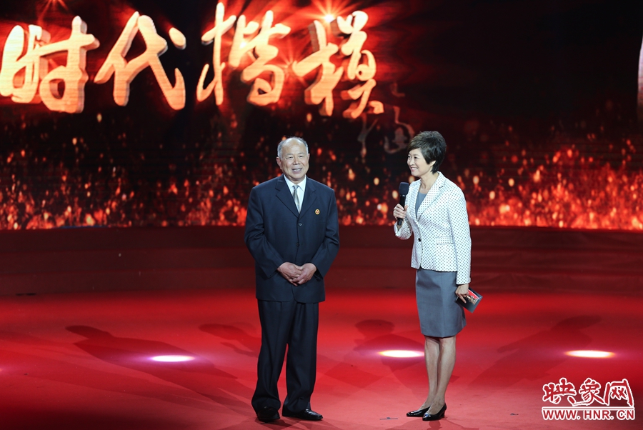 河南鄧州“編外雷鋒團(tuán)”團(tuán)長，在“時(shí)代楷模”發(fā)布廳接受敬一丹訪問。