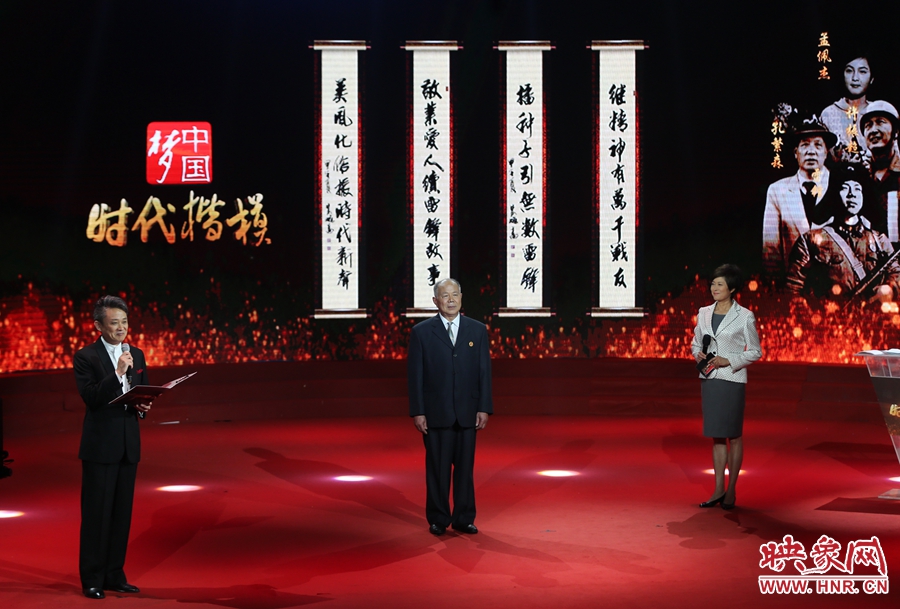 朗誦者現(xiàn)場朗誦贊河南鄧州“編外雷鋒團(tuán)”的楹聯(lián)。