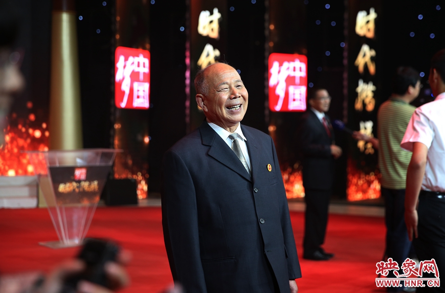 河南鄧州“編外雷鋒團(tuán)”被中宣部授予“時(shí)代楷?！睒s譽(yù)稱號，團(tuán)長宋清梅非常激動(dòng)和高興。