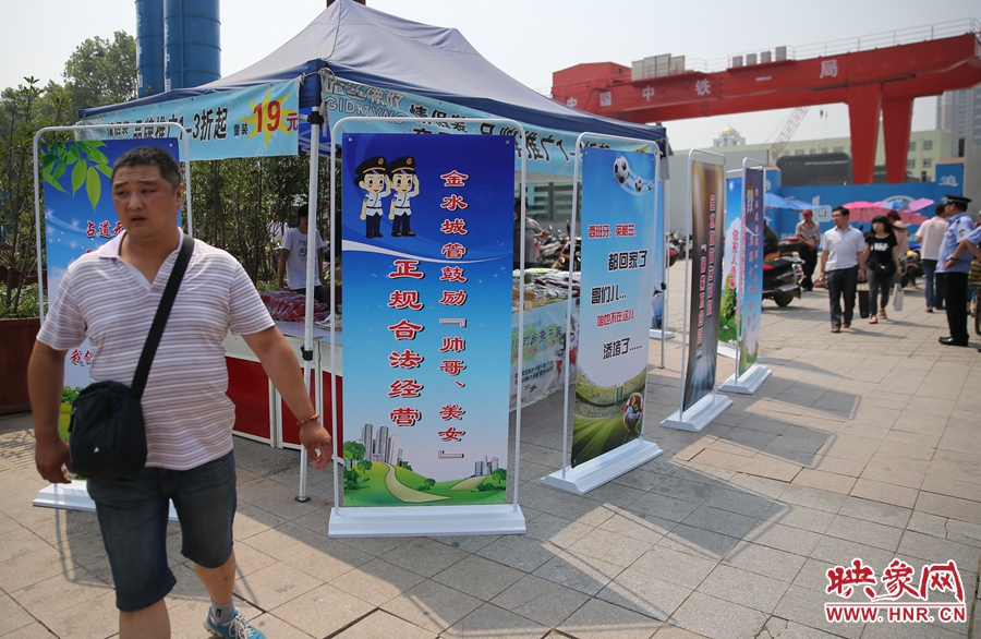 攤位被“圍觀”后，沒有一單生意，過往市民叫好。