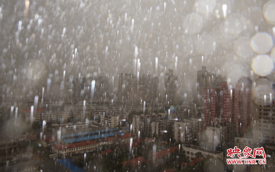 17時25分,鄭州強(qiáng)降雨,紫荊山附近的市民真切地感受到了什么叫大雨傾盆。