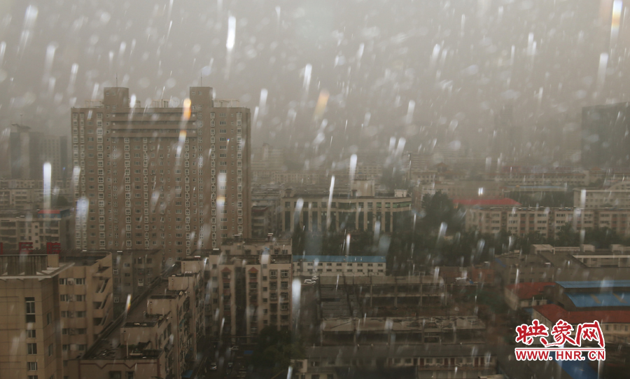 17時25分,鄭州強(qiáng)降雨,紫荊山附近的市民真切地感受到了什么叫大雨傾盆。