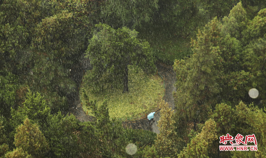 17時25分,鄭州強(qiáng)降雨,紫荊山附近的市民真切地感受到了什么叫大雨傾盆。