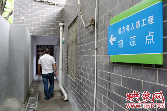 在每一處納涼點均有醒目標志，市民可就近前往。