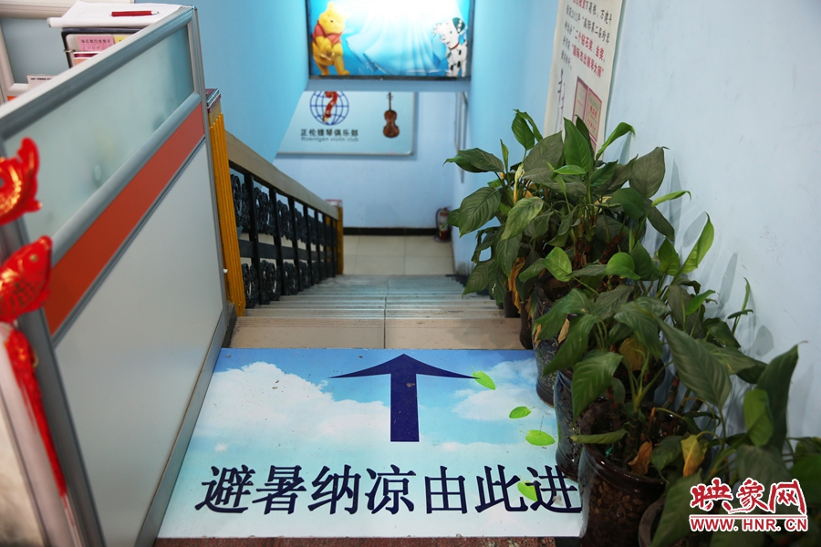 金水區(qū)人防（珠江琴行）納涼點(diǎn)入口處的明顯標(biāo)識。