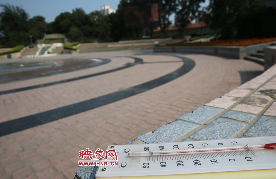 7月8日下午15時(shí)46分，紫荊山公園地表溫度為42度（溫度計(jì)放置地面測量），比人防納涼處高17度。