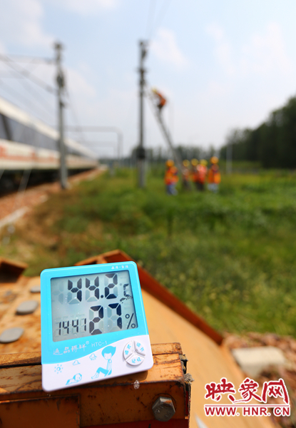 剛開(kāi)始工作20分鐘，戶(hù)外溫度已經(jīng)達(dá)到44.2℃