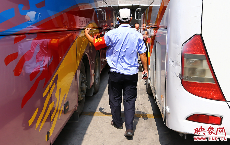 在車場指揮了十來分鐘，調(diào)度員的后背已被汗水浸透