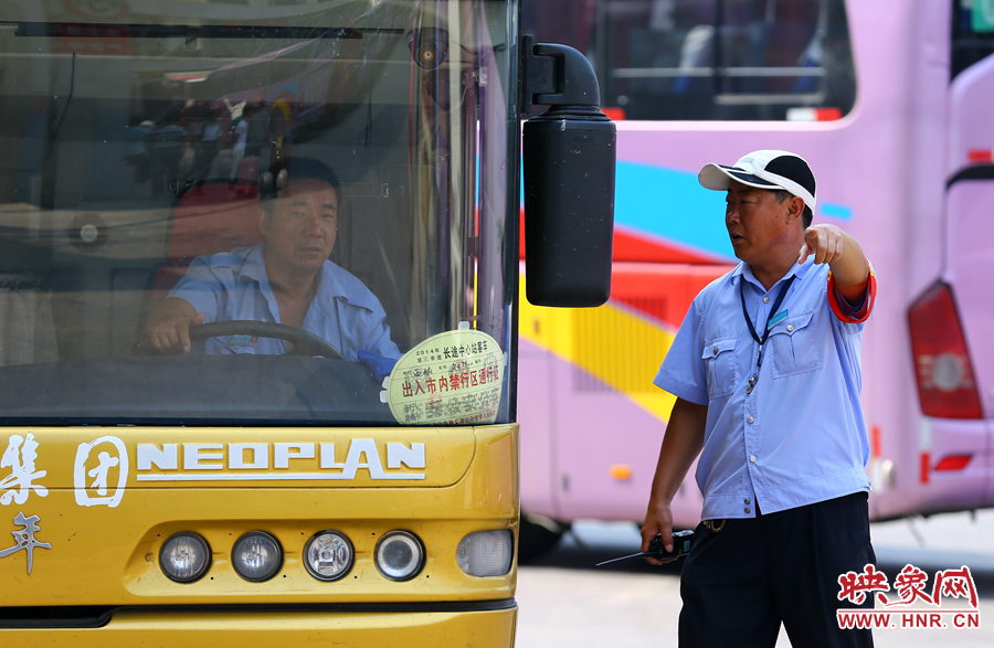車場內(nèi)眾多汽車發(fā)動機的噪音，使得調(diào)度員和司機交流都需要加大音量
