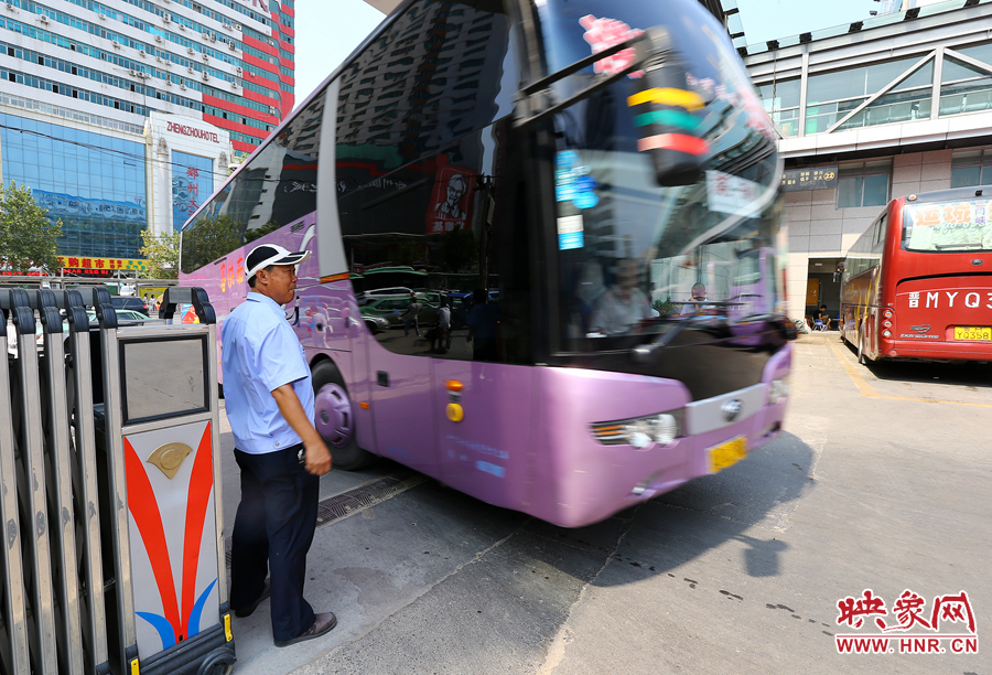 車場內(nèi)車輛順暢時，調(diào)度員還要在門口迎車指揮