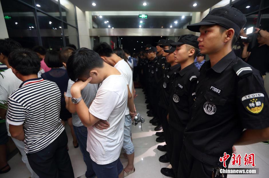 7月24日晚,南京警方將抓獲的以福建、江西、河南、湖北、黑龍江等多個外省市的涉及傳銷人員集中帶回。
