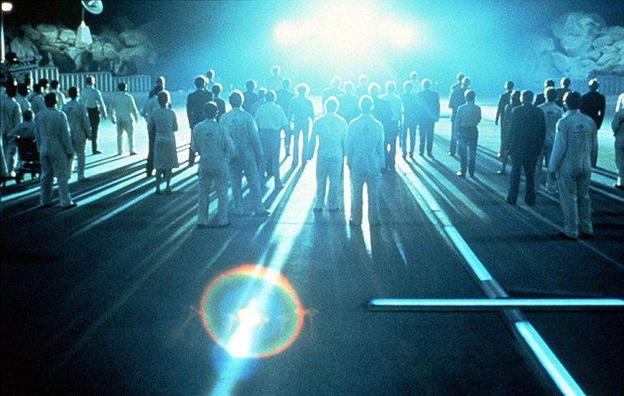 攝影師拍攝到的圖片看上去像科幻電影《第三類接觸》中外星人登陸地球的畫面。