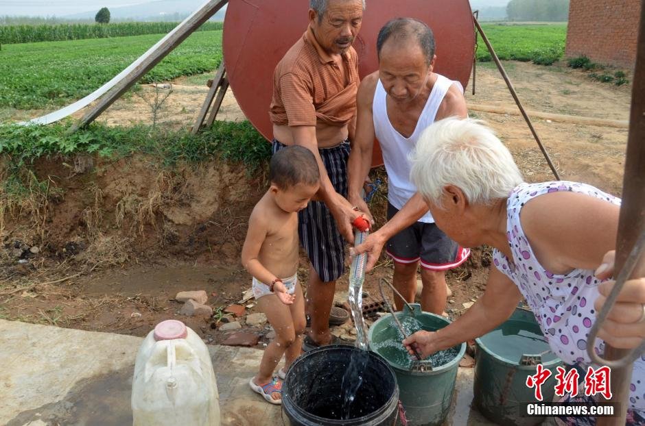 逾1200位村民只能依靠當(dāng)?shù)厮块T(mén)新打的一口深80米的機(jī)井取水飲用。