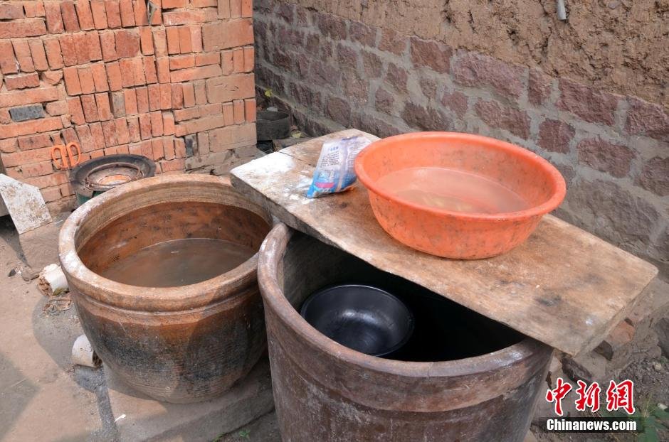 每天排隊(duì)取水，廢水循環(huán)使用已成為該村老少的生活習(xí)慣。