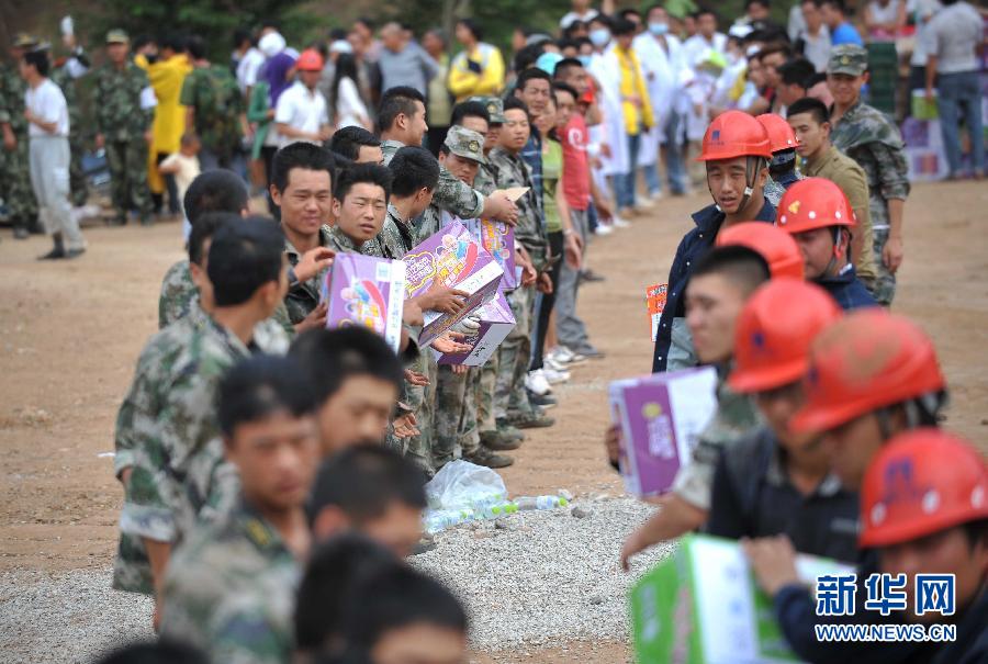 8月5日，在魯?shù)榭h龍頭山鎮(zhèn)，當(dāng)?shù)孛癖D(zhuǎn)運(yùn)從直升機(jī)上卸載的救災(zāi)物資。