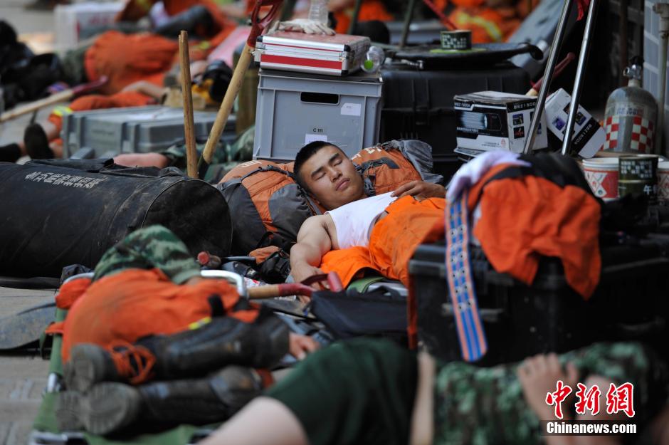 8月6日，龍頭山鎮(zhèn)，疲倦的救援官兵席地而眠。