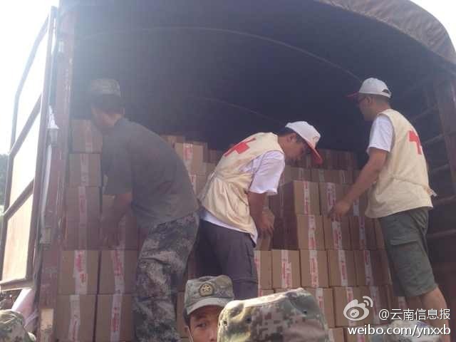 第14集團軍官兵協(xié)助阿迪力將1100余箱切糕從貨車上卸下。