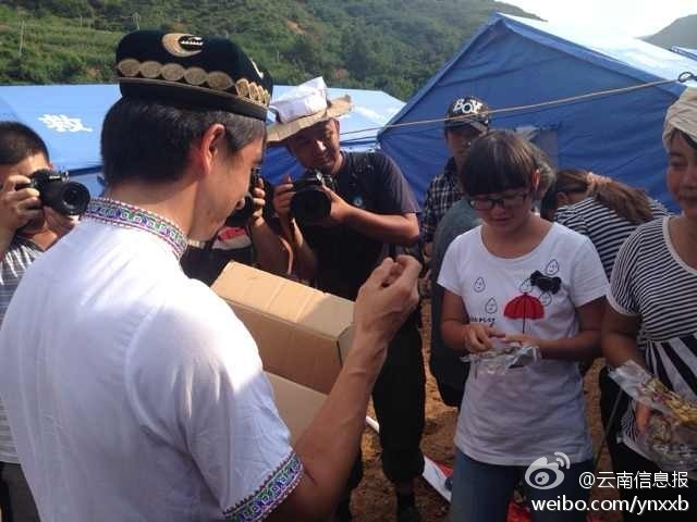 “切糕王子”阿迪力帶著重達5噸、價值50萬元的切糕于7日下午抵達魯?shù)榈卣鹫鹬旋堫^山鎮(zhèn)。
