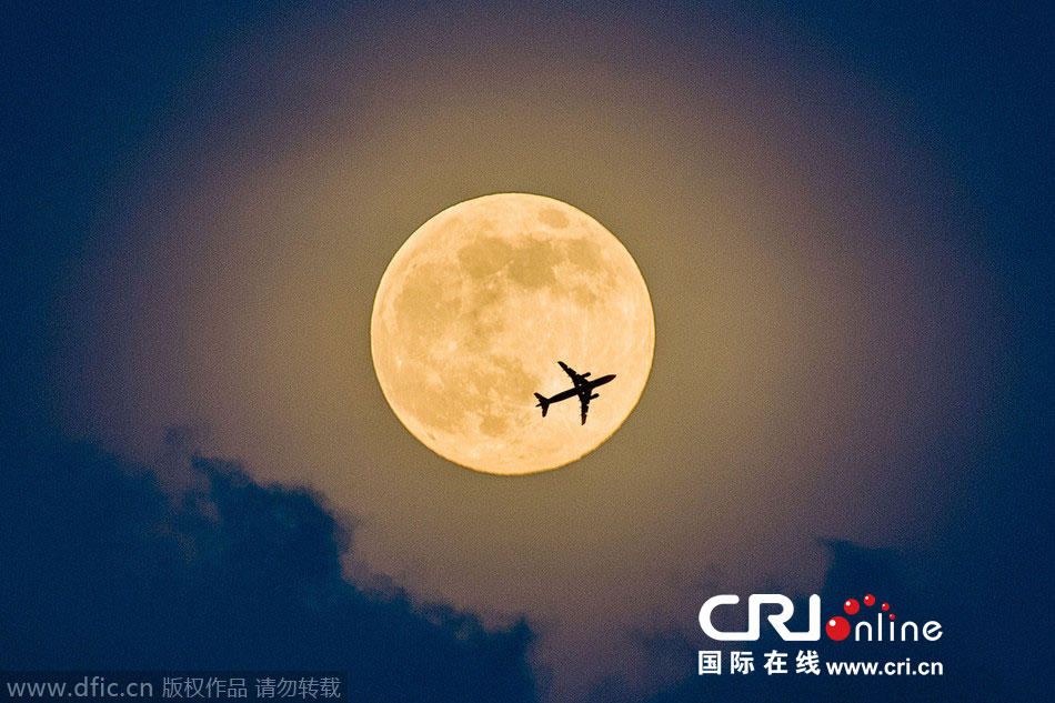 8月10日，19點15分，深圳上空的超級月亮。圖片來源：鄧飛/東方IC
