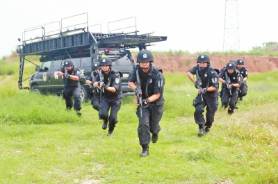 在拍攝現(xiàn)場(chǎng)，特警隊(duì)員下車(chē)后快速出擊。記者張琮攝影