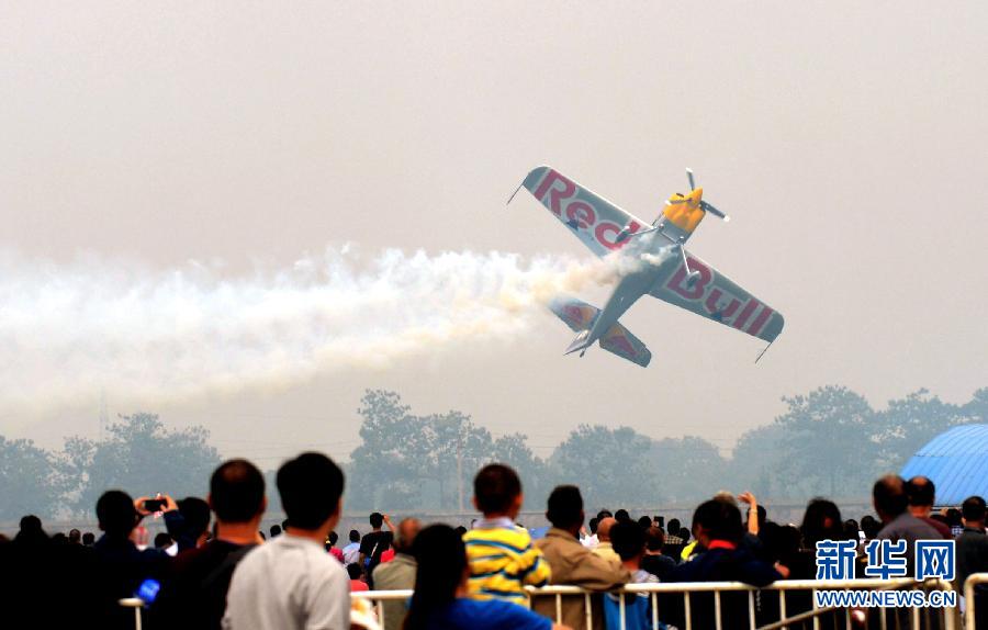　9月13日，特技隊員在進行空中飛行表演。