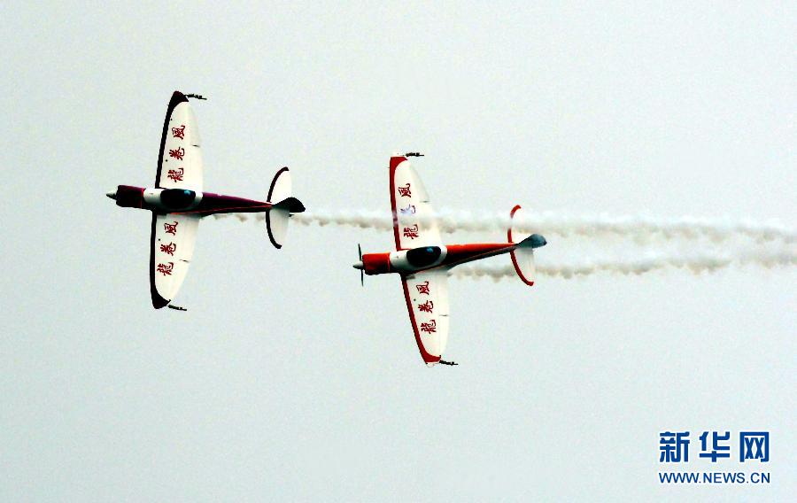 9月13日，特技隊員在進行空中飛行表演。