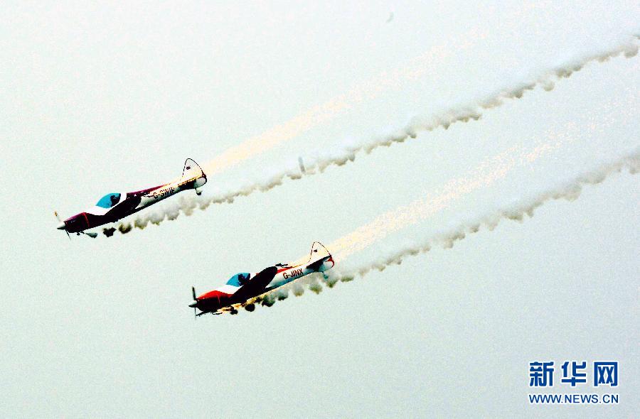 9月13日，特技隊員在進行空中飛行表演。