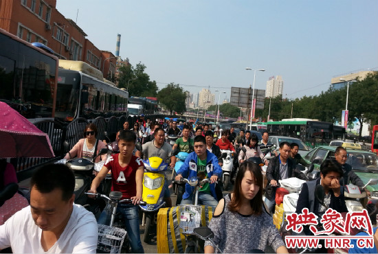 在一些易堵路段車輛仍然“寸步難行”。
