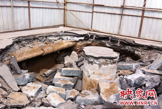 此次路面塌陷的直徑約為3米，深度有2米左右，坑內(nèi)布滿了碎石，路面下方20厘米左右。