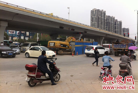 此次塌陷位于鄭州市西三環(huán)與中原路交叉口東側(cè)路西，對交通影響明顯。