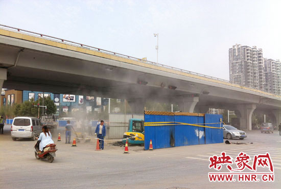 施工單位對塌陷處進行路面切割，造成路面塵土飛揚。