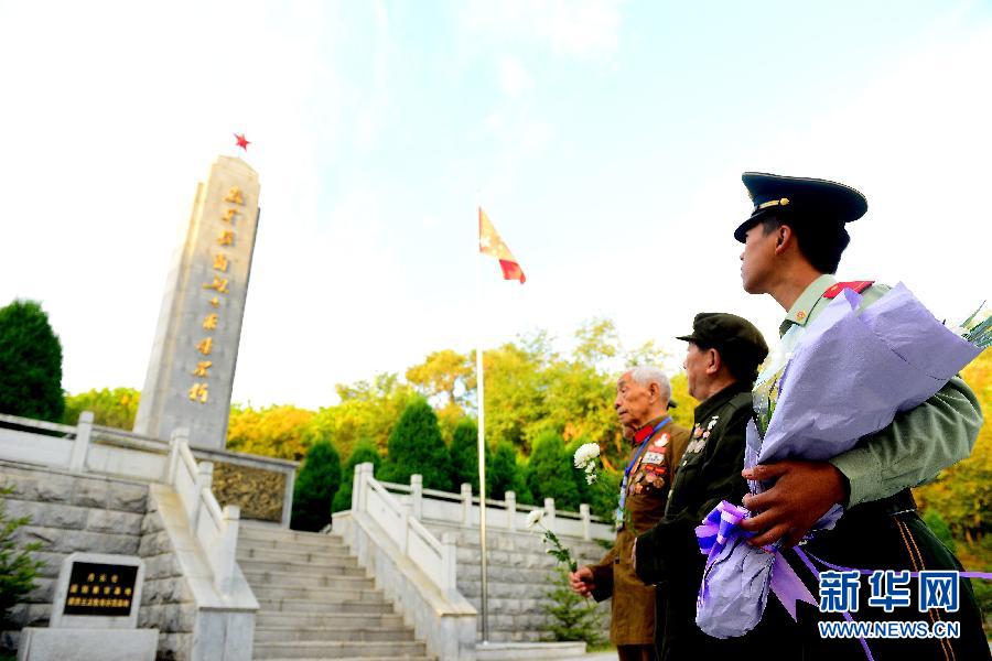9月29日，在遼寧丹東抗美援朝烈士陵園，來(lái)自全國(guó)各地的革命老戰(zhàn)士及家屬向抗美援朝烈士紀(jì)念碑獻(xiàn)花。