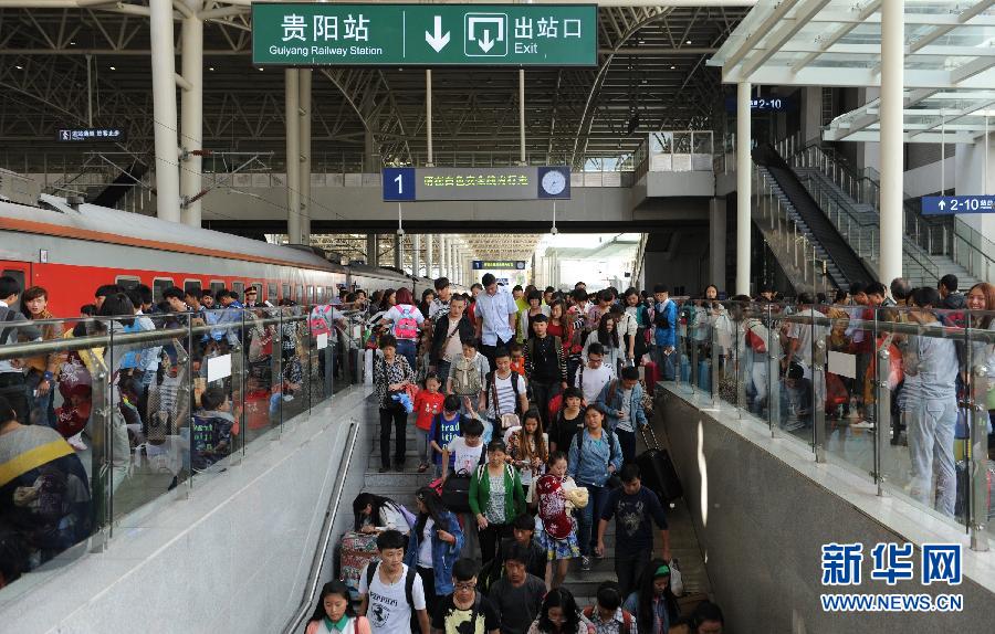10月6日，抵達(dá)貴陽(yáng)火車(chē)站的旅客準(zhǔn)備出站。