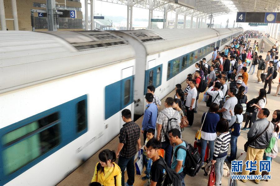 10月6日，在安徽銅陵火車(chē)站，大批旅客在站臺(tái)上等候乘車(chē)。