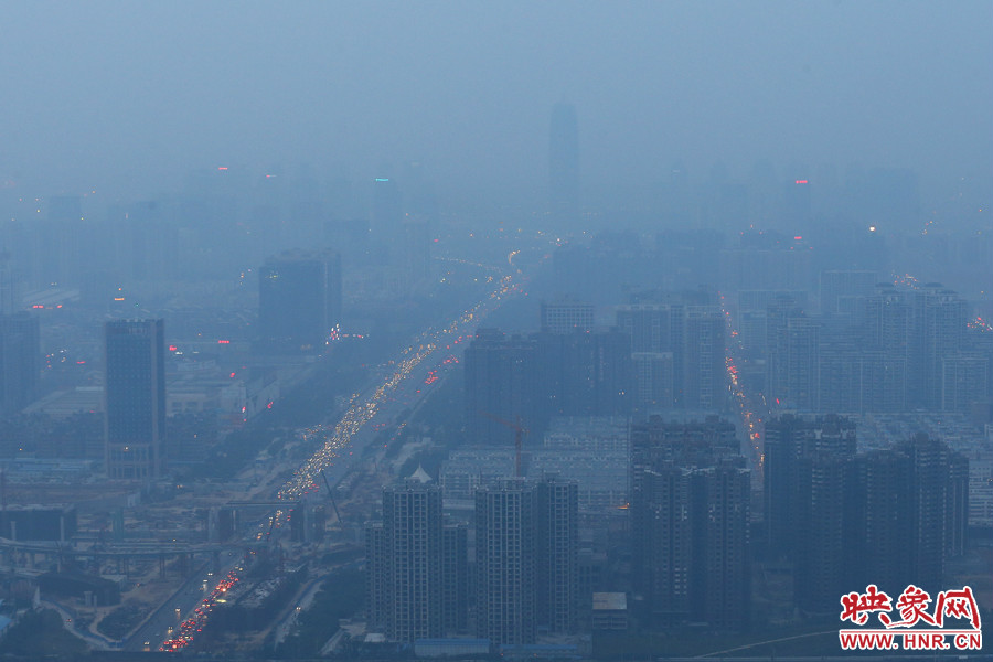 18：07鄭州被霧霾包裹著，不遠(yuǎn)處的建筑隱約可見(jiàn)。