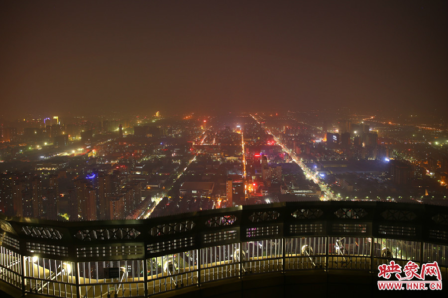 18：40鄭州沉浸在一片霧霾中，都市的燈光霧蒙蒙的，夜空看不到月亮的蹤跡。