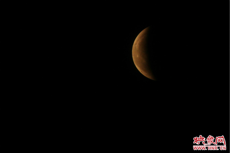 19：47夜風(fēng)吹散了霧霾，月亮漸露芳容。