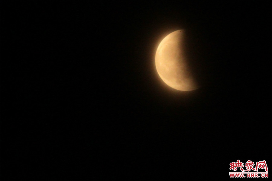 20：06月亮還泛著淡淡的紅色。