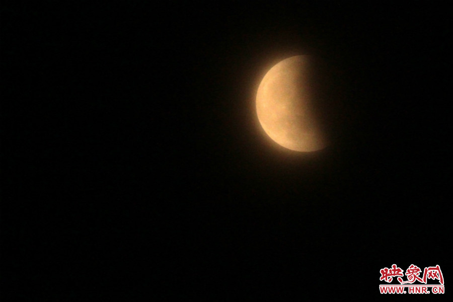 20：11夜空依然能見(jiàn)度很低，月亮看起來(lái)總是霧蒙蒙的。