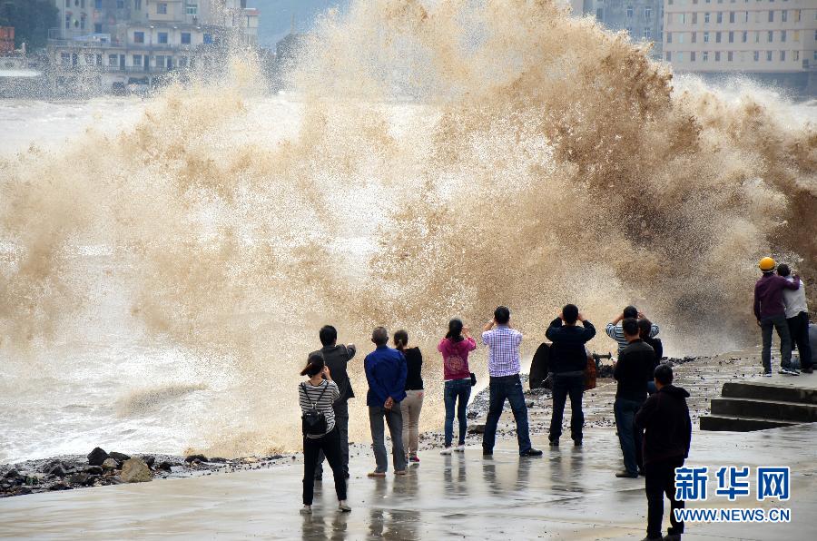 10月12日，人們?cè)谡憬貛X市石塘鎮(zhèn)觀看大浪。