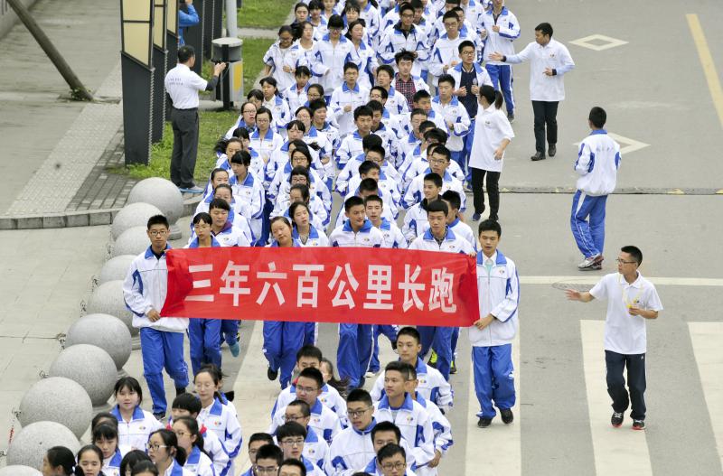 10月14日，成都七中萬達(dá)學(xué)校實(shí)行三年跑六百公里才能畢業(yè)，現(xiàn)場學(xué)生開始長跑。
