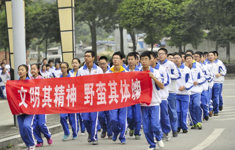10月14日，成都七中萬達(dá)學(xué)校實(shí)行三年跑六百公里才能畢業(yè)，現(xiàn)場學(xué)生開始長跑。