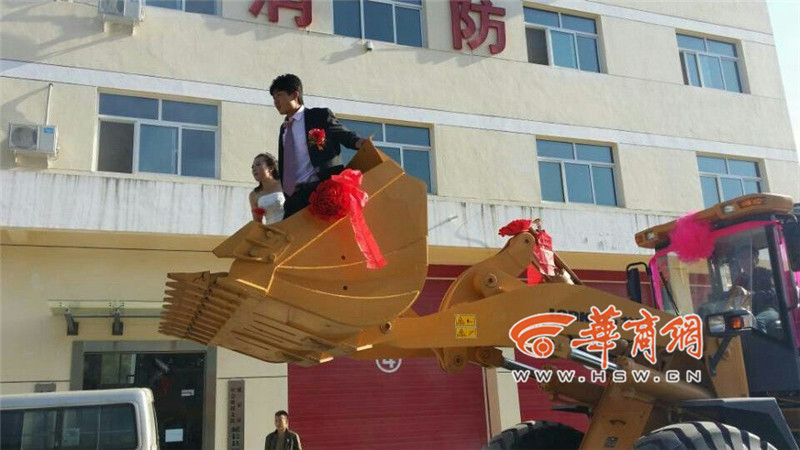 陜西小伙開8臺(tái)裝載機(jī)接新娘。