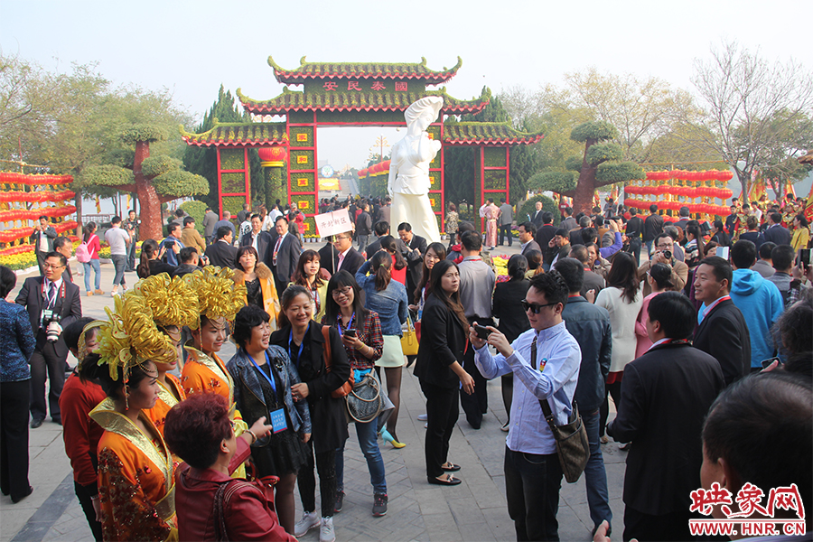 與會領(lǐng)導(dǎo)與嘉賓入園賞菊。