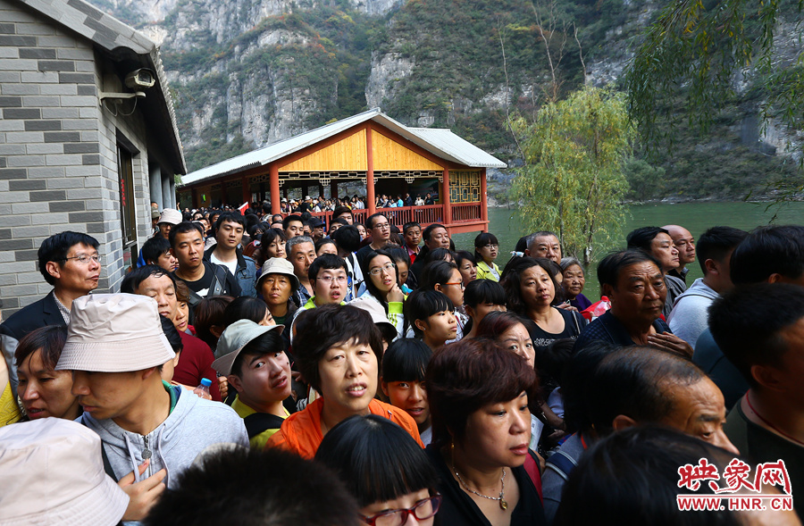 等待上船的碼頭上，游人擁擠不動