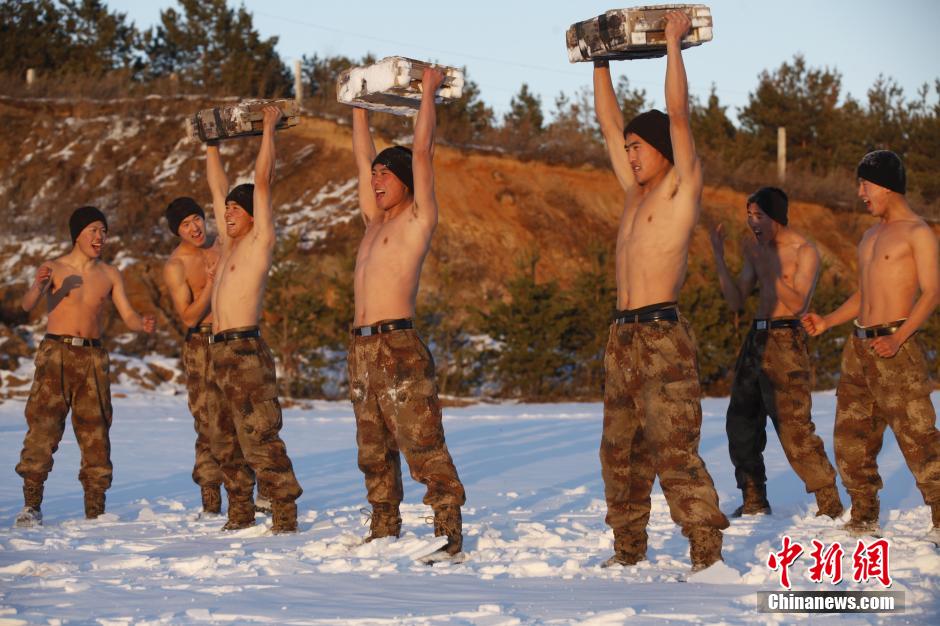 邊防官兵零下10度赤膊進行雪浴抗寒訓(xùn)練