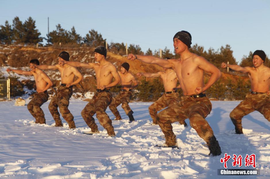 邊防官兵零下10度赤膊進行雪浴抗寒訓(xùn)練